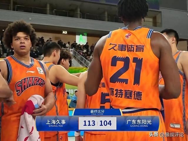 体育投注-无解双塔！洛夫顿白边狂轰45+19+11打爆广东禁区 杜锋多次无奈摇头